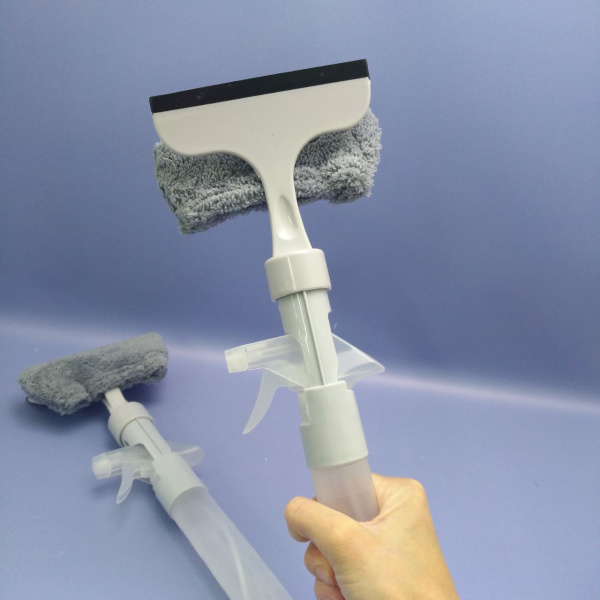 Стеклоочиститель - скребок 3 в 1 с распылителем и моющей насадкой из микроволокна / Стекломой, водосгон скребок для авто с распылителем